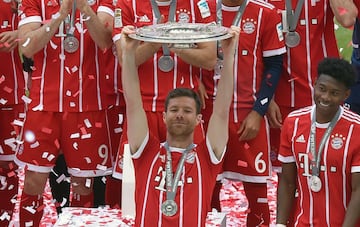 Xabi Alonso sujeta el título de la Bundesliga.