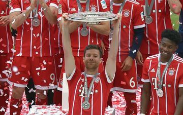 Xabi Alonso sujeta el título de la Bundesliga.