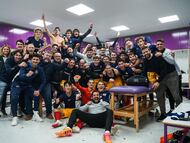 Piqué celebra junto a la plantilla la victoria en Valladolid.