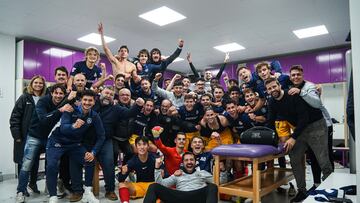 Piqué celebra junto a la plantilla la victoria en Valladolid.