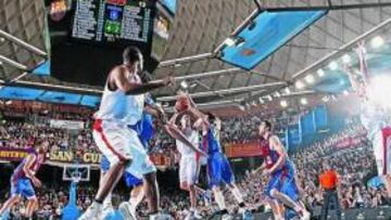 <b>SIN OPCIÓN. </b>La garra de los barcelonistas dejó sin capacidad de reacción a los vitorianos desde el mismo comienzo de un encuentro que les lleva a la Final Four.