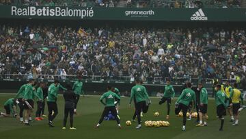 Miles de personas llenaron las gradas del estadio Benito Villamarín en el último entrenamiento de los béticos antes del derbi sevillano de Liga.