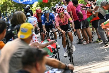 El español Enric Mas, del Movistar Team, persiguiendo al ecuatoriano Richard Carapaz del EasyPiont Team en el ascenso de Plateau de Beille.