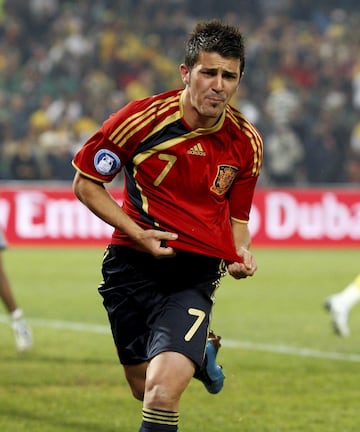 ‘El Guaje’ Villa es para muchos el mejor delantero de la historia de España, y las cifras respaldan estos pensamientos. Son 59 las dianas que convirtió el punta asturiano con la indumentaria de la Selección, muchas de ellas esenciales para los éxitos conseguidos, saliendo por ejemplo como máximo goleador de la Eurocopa 2008 conquistada por ‘La Roja’.