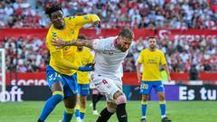 Sergio Ramos pugna con Kaba durante el Sevilla-Las Palmas.