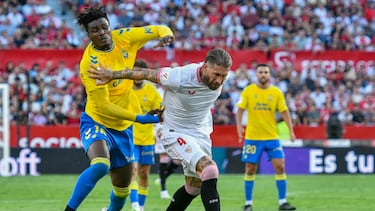 SEVILLA. 17/09/2023. - Sergio Ramos (d) del Sevilla FC y Sory Kaba del UD Las Palmas, disputan un balón durante el partido de liga correspondiente a la quinta jornada que se ha disputado esta tarde en el estadio Ramón Sánchez Pizjúan de Sevilla. EFE/ Raúl Caro.