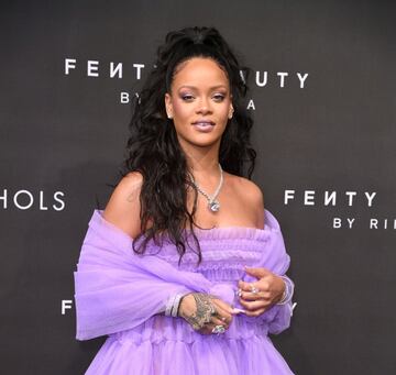 La cantante de 33 años lanzó su empresa de cosméticos Fenty Beauty en 2017. Hasta la fecha, la compañía le ha dado ganancias de 1,400 millones de dólares.