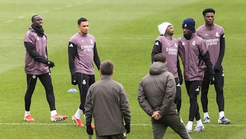 07/02/25
MENDY , TRENT , VINICIUS , CAMAVINGA , TCHOUAMENI
ENTRENAMIENTO REAL MADRID
FUTBOL 25/26