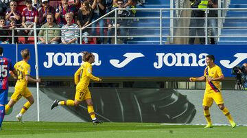 Eibar 0-1 Barcelona | Pase en profundidad hacia Griezmann, que tuvo mucha fortuna, porque se resbaló De Blasis y le dejó solo ante Dmitrovic. Encaró el francés en el mano a mano y definió con el interior por el primer palo. 