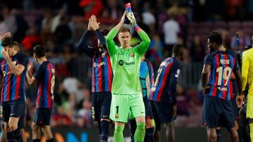 Ter Stegen saluda a la afición del Barça después del partido ante el Inter.