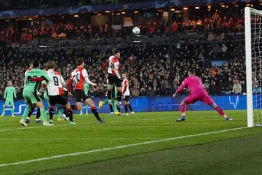 Santiago Giménez scores Champions League own goal as Atlético Madrid eliminate Feyenoord