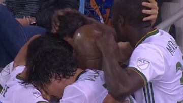 ¡Increíble! Su equipo anota, él celebra y termina ensangrentado