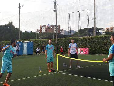 Competencias de fútbol tenis en acto benéfico para la hija de Andrés Felipe González
