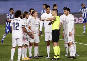 Los jugadores del Real Madrid protestan al árbitro Cordero Vega el penalti señalado.
