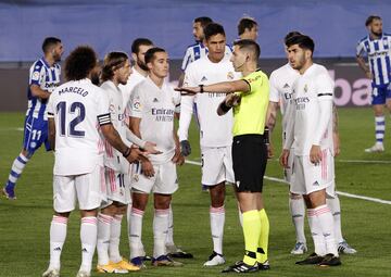 Los jugadores del Real Madrid protestan al ¨¢rbitro Cordero Vega el penalti se?alado.