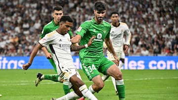 Rodrygo pugna por un balón en el último Real Madrid-Betis disputado en el Bernabéu.