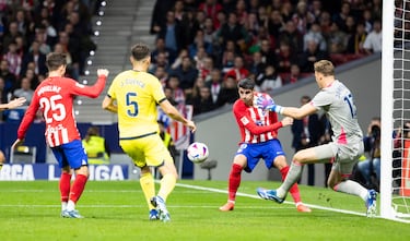 Filip Jorgensen de opone al remate de Álvaro Morata.