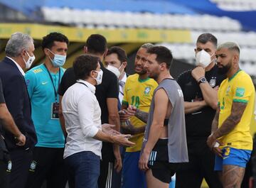 Messi y Neymar intentan saber qué está pasando. 