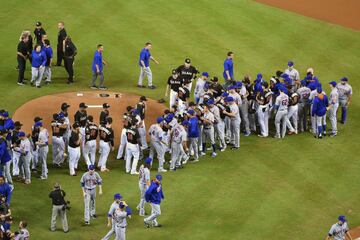 Gran gesto de los jugadores de los Mets, que fueron a abrazar a todos los integrantes del equipo de Miami. 