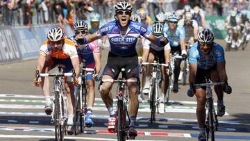 Wouter Weylandt celebra la victoria en la tercera etapa del Giro de Italia 2010 en Middelburg.