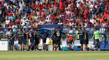 El derbi de las gorras, los abanicos, el agua y los parasoles