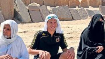 <b>COMO TURISTAS. </b>Iago sobre un camello, parte del grupo, Asenjo con Keops detrás, Azpilicueta entre locales y Domínguez ataviándose.