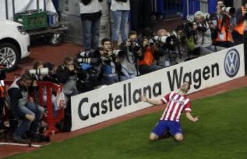 Alegría de David Villa después de conseguir el 2-0