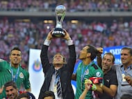 Momento en que Matías Almeyda levanta el trofeo de Campeón en la Liga MX.