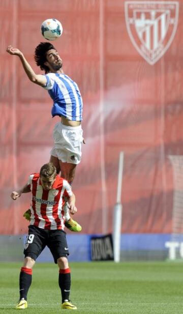 Carlos Martinez (Real Sociedad) salta por encima de Iker Muniain.