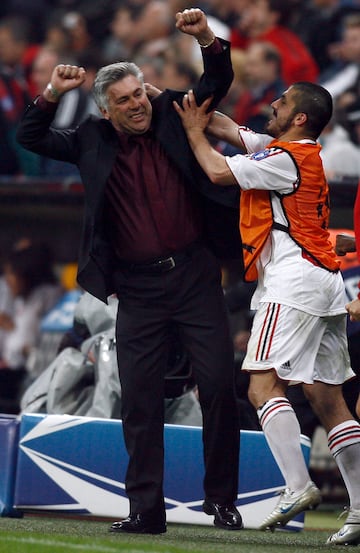 Gattuso celebra con Ancelotti el pase a semifinales de la Champions 2006-07.