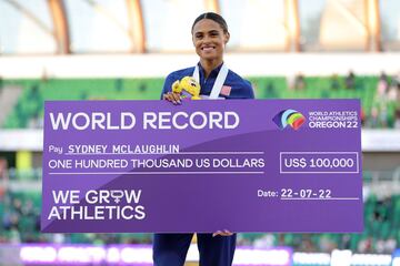 Sydney McLaughlin, con su cheque por batir el rcord del mundo.