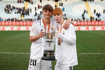 Marc Cucaln junto a Nico Paz, con la Copa de Campeones de 2023.