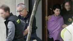 Alfonso Basterra y Rosario Porto, escoltados por agentes durante un registro en una de las viviendas en septiembre de 2013.