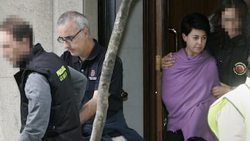 Alfonso Basterra y Rosario Porto, escoltados por agentes durante un registro en una de las viviendas en septiembre de 2013.