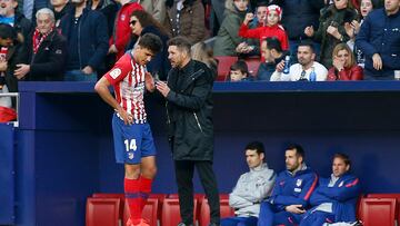 Rodrigo Hern¨¢ndez charla con Simeone.