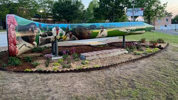 La estatua, junto al Centro Comunitario Sand Hills, en Augusta.