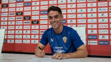 Sergio Arribas en el momento de la firma.