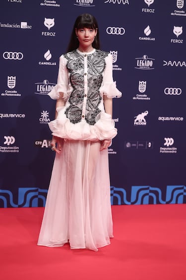 La actriz Mireia Oriol posa en la alfombra roja de los Premios Feroz 2026, en el Pazo da Cultura, en Pontevedra, Galicia. 