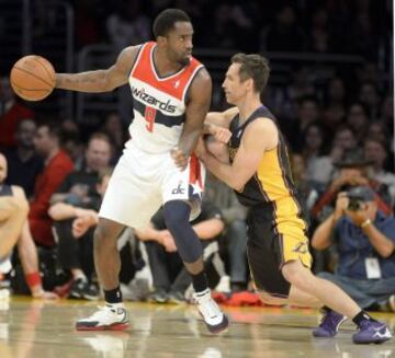 Martell Webster , defendido por Steve Nash.