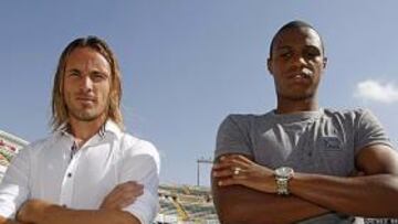 <b>LATERALES. </b>Edu Albacar y Vasco Fernandes volverán a formar en los costados de la defensa del Elche.