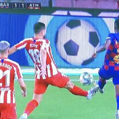 Para Iturralde el penalti de Felipe no es; el de Semedo a Carrasco, sí