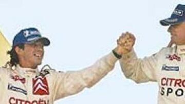 <b>JUSTO PREMIO. </b>Sainz celebra junto a Martí (izda.) su triunfo en el Rally de Argentina el domingo.
