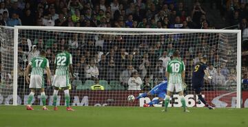 1-1. Karim Benzema marcó el primer gol de penalti.