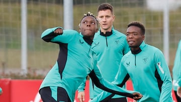 LEZAMA (BIZKAIA), 16/10/2024.- Nico Williams (i) golpea un balón durante el entrenamiento con el que el Athletic de Bilbao ha preparado este miércoles el partido liguero del sábado ante el Espanyol en San Mamés. EFE/ Miguel Toña