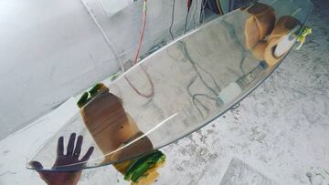 La tabla de surf transparente creada por Hayden Cox, en el taller de shaping del shaper australiano.