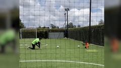 David Ospina ense&ntilde;a sus movmientos a su hijo