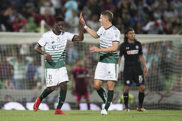 No tuvimos que esperar mucho para volver a ver ganar a Santos Laguna. El equipo de Torreón se impuso ahora 2-0 a Cruz Azul en el TSM con una nueva anotación de Djaniny Tavarez. El atacante africano sigue aumentando su ventaja en la cima del liderato de goleo con 11, casi el doble que sus perseguidores más cercanos: Gignac y Nicolás Castillo con 6. Los Laguneros son segundos de la tabla general únicamente porque América ya tiene mejor diferencia de goles hasta el momento.