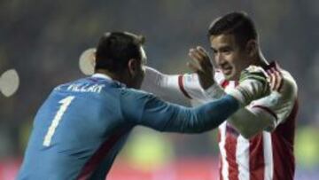 Justo Villar celebra con Derlis Gonz&aacute;lez el pas&oacute; a semifinales.