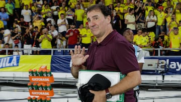 AMDEP173. BARRANQUILLA (COLOMBIA), 19/11/2024.- El seleccionador Néstor Lorenzo de Colombia saluda este martes, en un partido de las eliminatorias sudamericanas para el Mundial de 2026 entre Colombia y Ecuador en el estadio Metropolitano de Barranquilla (Colombia) . EFE/ Ricardo Maldonado Rozo