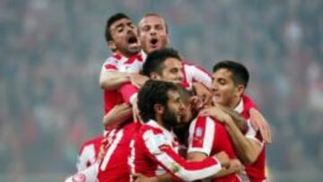 Los jugadores de Olympiacos celebran uno de los goles.